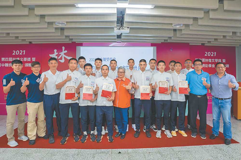 ●中保科技集團旗下林燈文教公益基金會長年舉辦獎助學金捐贈。圖/業者提供 image