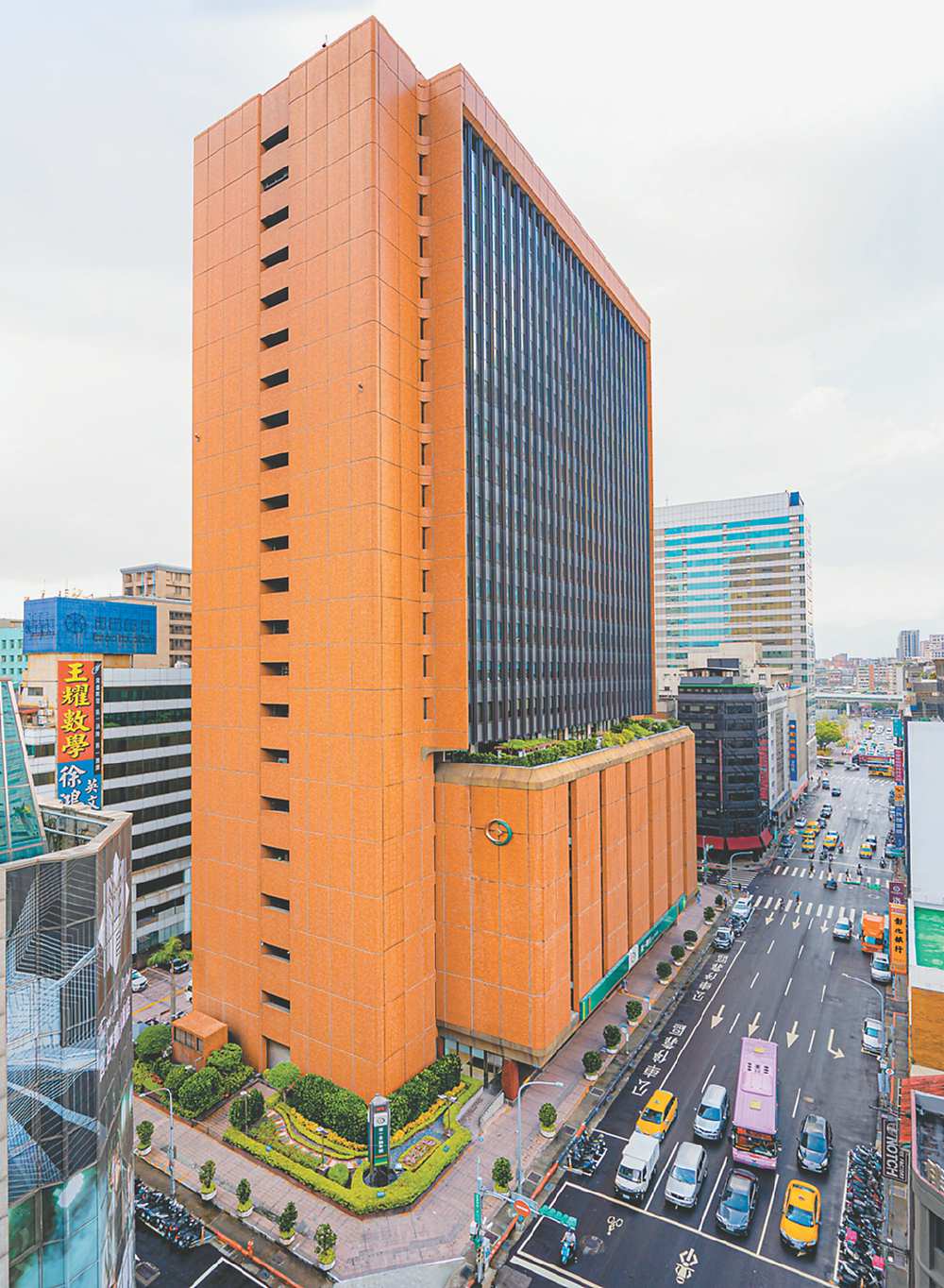 ●為配合政府防疫政策並落實員工照護,一銀積極提升員工防疫保障。圖/業者提供 image