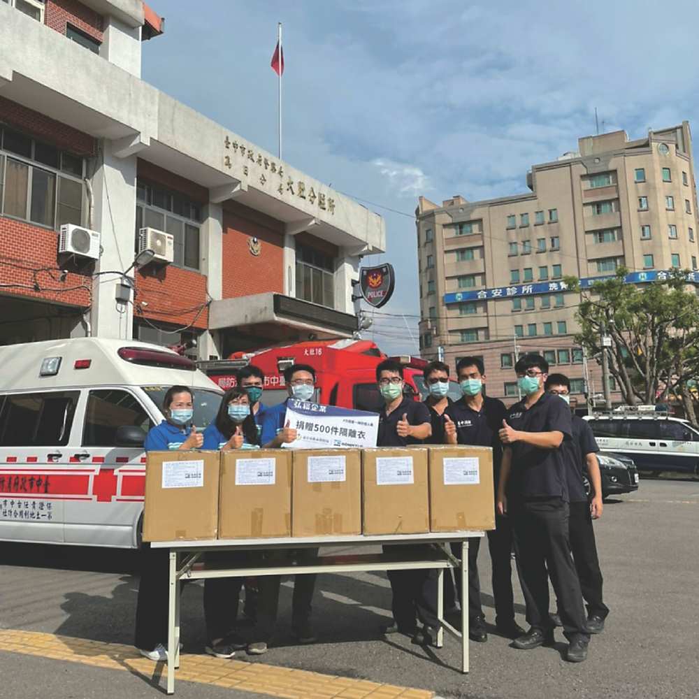 ●弘裕企業力挺消防人員,捐贈「隔離衣」為臺中市政府消防局大肚分隊第一線防疫人員加油打氣。圖/弘裕提供 image