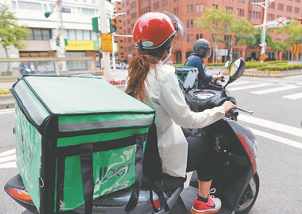 ●第七類名單需主管機關核定造冊,約有50萬人可受惠,對疫情較高風險北北基桃四縣市,也擴大納外送員、司機等族群。圖/本報資料照片 image