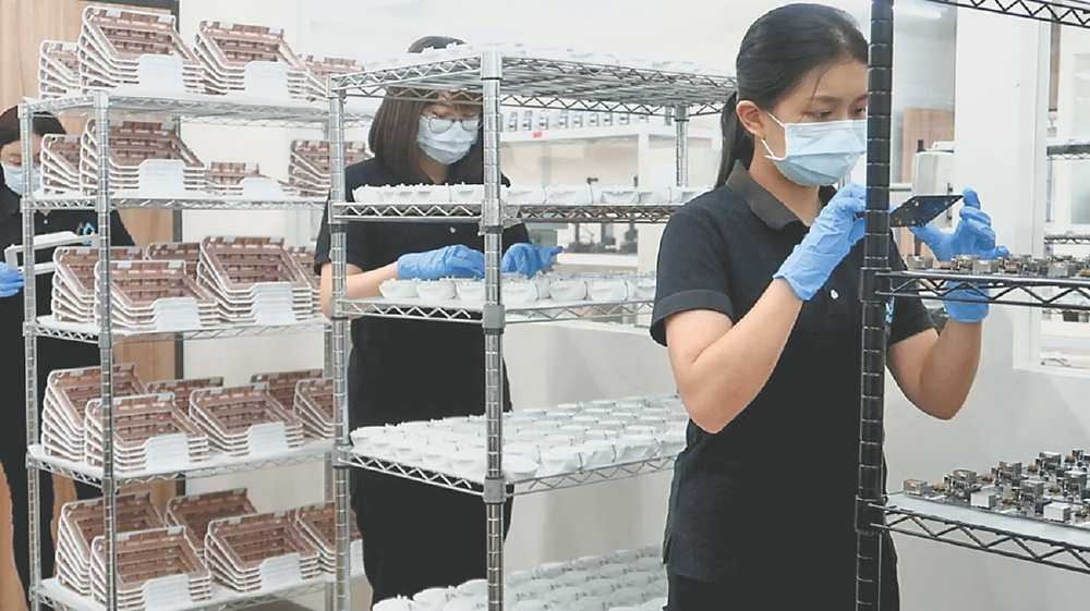 ●立璽科技出貨前有嚴格的點膠代工品檢,為客戶品質把關。圖/業者提供 image
