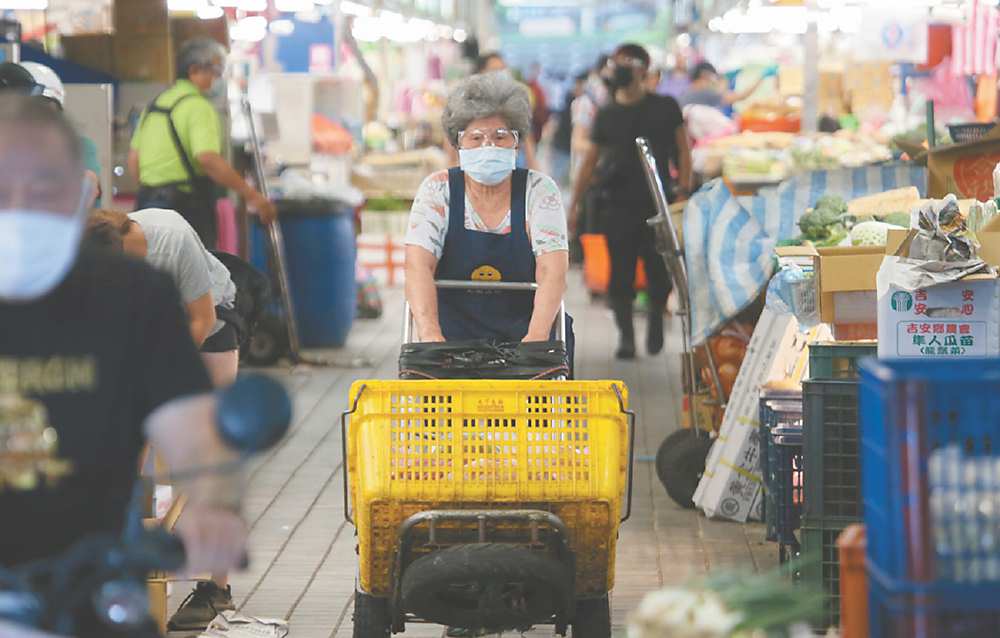 ●台北市環南市場休市三天後昨(6)日開工,攤商戴著護目鏡推運蔬果。圖/陳君瑋 image