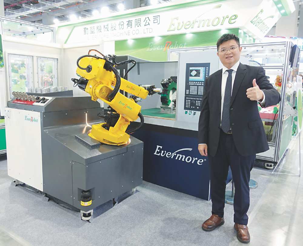 ●勤堃機械總經理廖河誠,展示該公司將機械手臂融入自動化生產線中的智能化系統。圖/黃俊榮 image