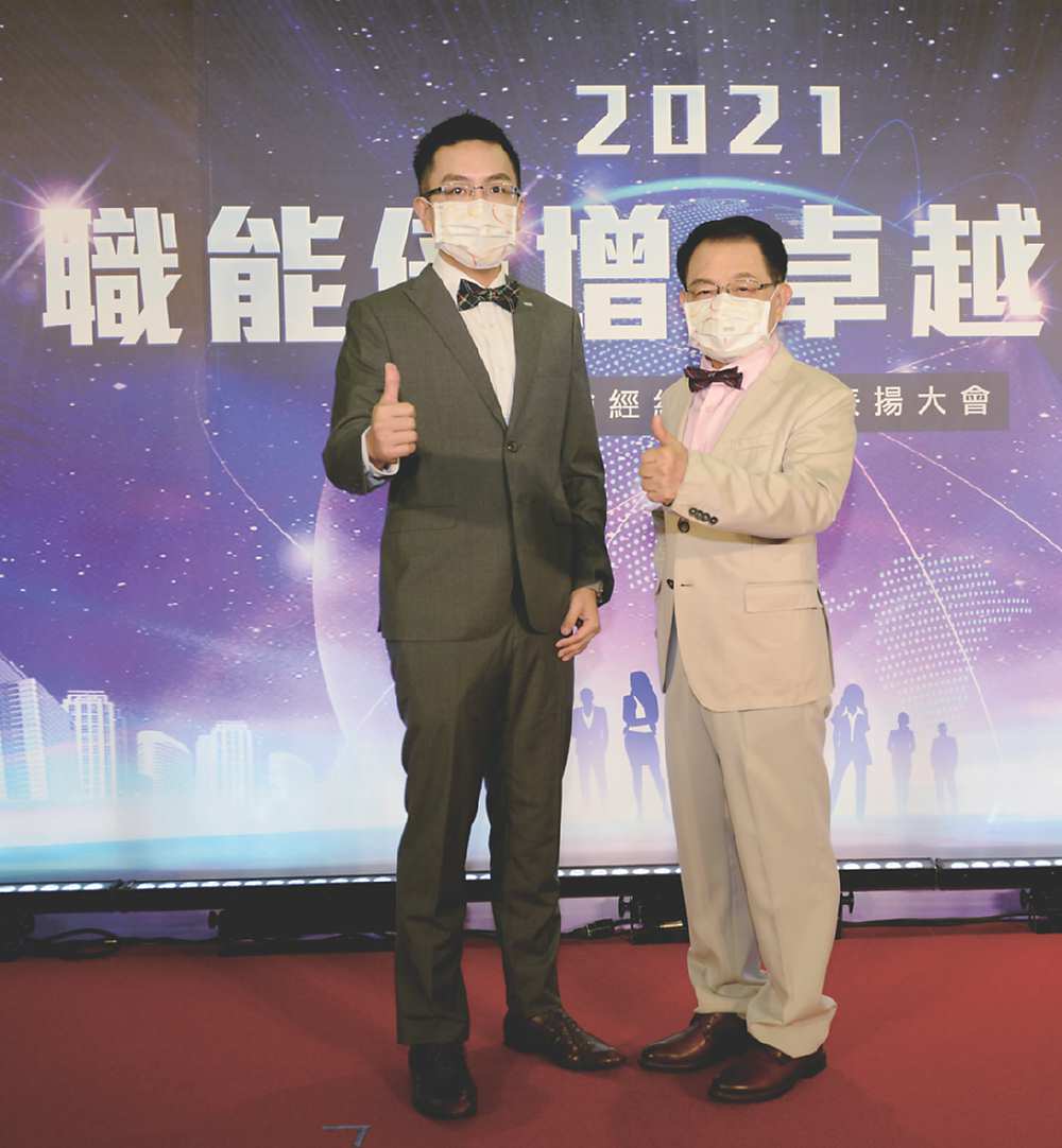 ●公勝保經舉辦線上直播「2021業務表揚大會,董事長蔡文俊(右)、總經理蔡聖威(左)與夥伴線上同歡慶。圖/公勝保經提供 image