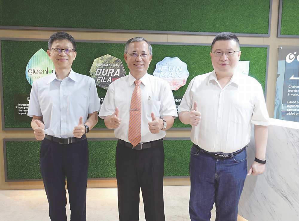 ●展頌董事長黃呈玉(中)、總經理蔡奇益(右)及協理尤智賢(左)合影。圖/黃俊榮 image