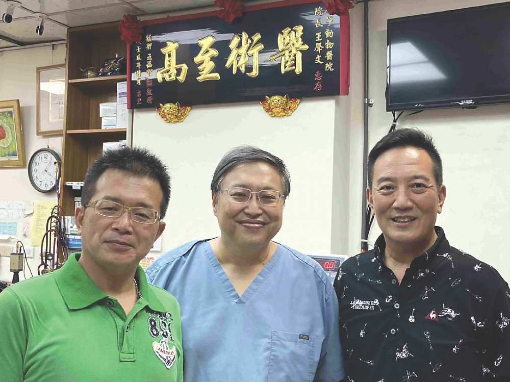 ●YoshiTeam與寵樂安養醫院共同開啟國內寵物健康樂活安養新契機。(右起:Yoshi Team創辦人翁銘信、寵樂/康寧動物醫院王聲文院長、佑強醫療總經理何泓霆)圖/嚴強國 image