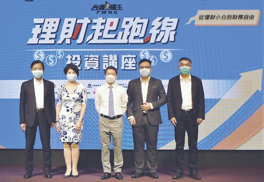 ●台灣權王理財起跑線講座9/25順利落幕。(左起)工商時報社長陳國瑋、財經作家夏韻芬、投資界名人阮慕驊、專職投資人「股權奶爸IF」黃毅夫,工商時報執行副總經理劉益昌。圖/主辦單位提供 image