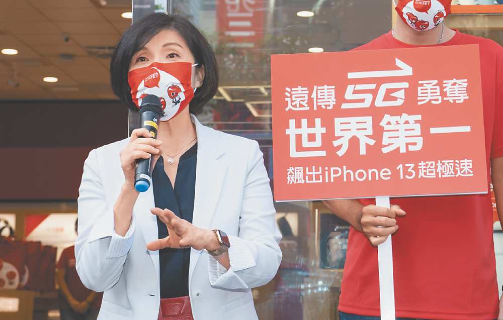 ●遠傳iPhone 13開紅盤,首賣日銷量是去年iPhone 12的兩倍,總經理井琪(左)強調,此次申辦iPhone 13的用戶多數選擇申辦1399以上資費,預期將帶動遠傳ARPU成長。圖/遠傳提供 image