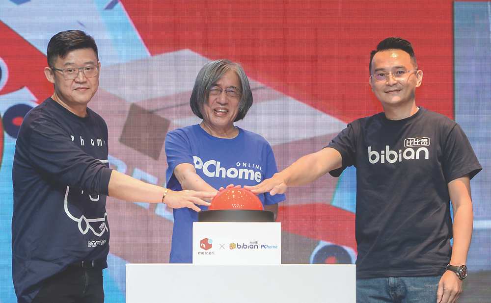 ●PChome網路家庭12日宣布旗下跨境代購電商Bibian比比昂結盟日本最大二手交易平台Mercari,PChome網路家庭董事長詹宏志(中)、執行長蔡凱文(左)及網家跨境服務副總羅弘奕(右)三人一同出席活動。圖/王德為 image