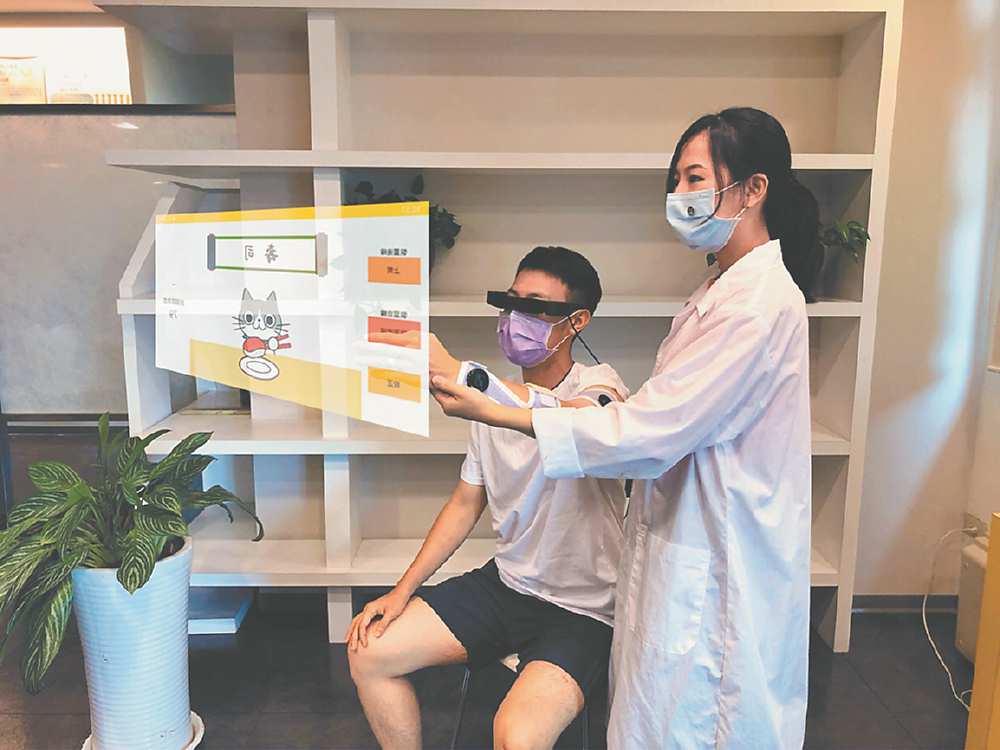 ●穿戴二合一上肢復健運動偵測輔助服飾系統應用情境,可以同時連續監測中風患者在復健訓練過程的肌肉活動狀態與關節活動角度。圖/紡織所提供 image