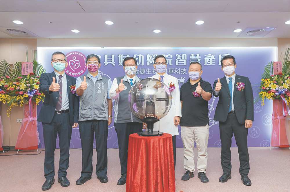 ●桃園市宏其婦幼醫院智慧產房12日啟用;開幕當天包括桃園市長鄭文燦(左三)、金捷生技執行長鄭博仁(左一)嘉賓共同合影。圖/林宜蓁 image