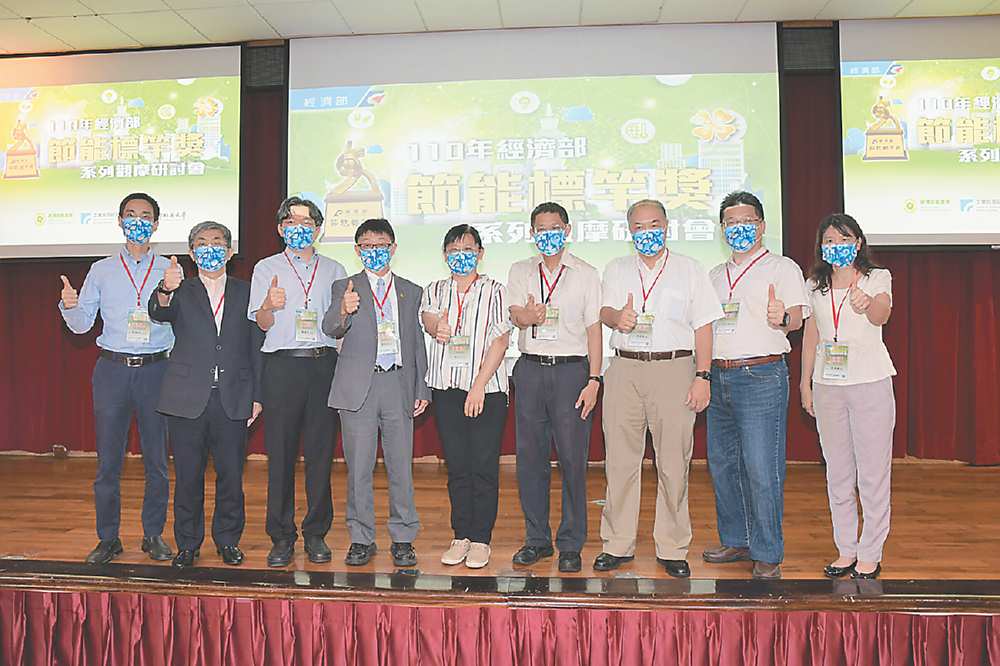 ●臺科大副總務長鄭敏元(左起)、工研院組長劉子衙、臺科大總務長周瑞生、校長顏家鈺、能源局組長高淑芳、專委夏峪泉、工研院總監傅孟臺、業務總監吳國禎、經理蘇娟儀出席第二場觀摩會。圖/工研院提供 image