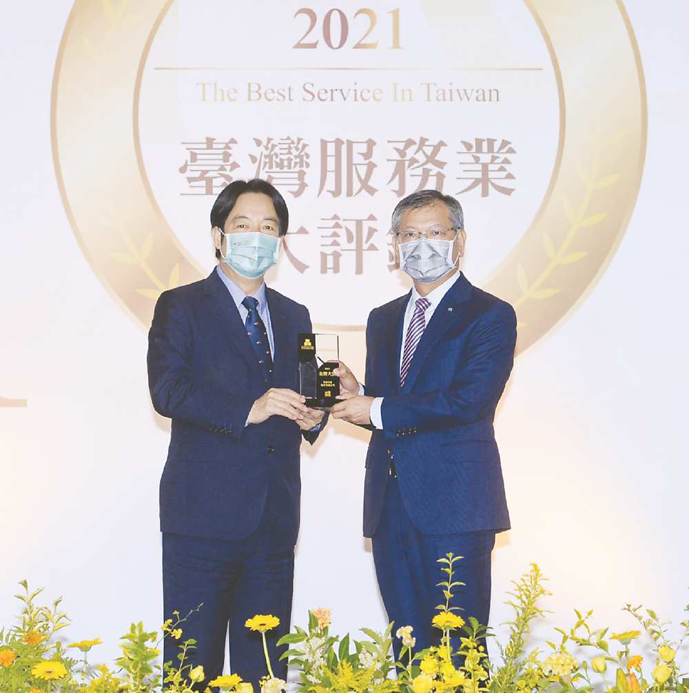 ●工商時報主辦的2021臺灣服務業大評鑑13日舉行頒獎典禮,邀請副總統賴清德(左)出席頒獎,得獎企業和泰汽車出席領獎。圖/王德為 image