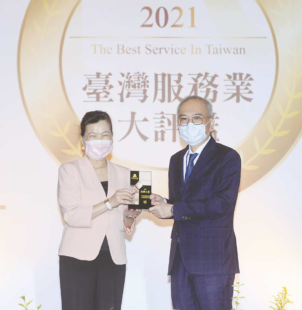 ●工商時報主辦的2021臺灣服務業大評鑑13日舉行頒獎典禮,邀請經濟部長王美花(左)出席頒獎,得獎企業新光三越出席領獎。圖/王德為 image