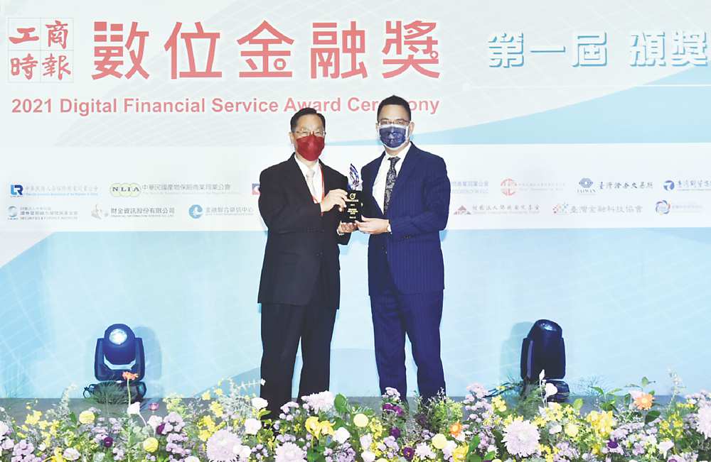 ●財團法人保險事業發展中心董事長桂先農(左)進行保險組-壽險類金質獎頒獎,南山人壽代理總經理范文偉(右)代表受獎。圖/顏謙隆 image