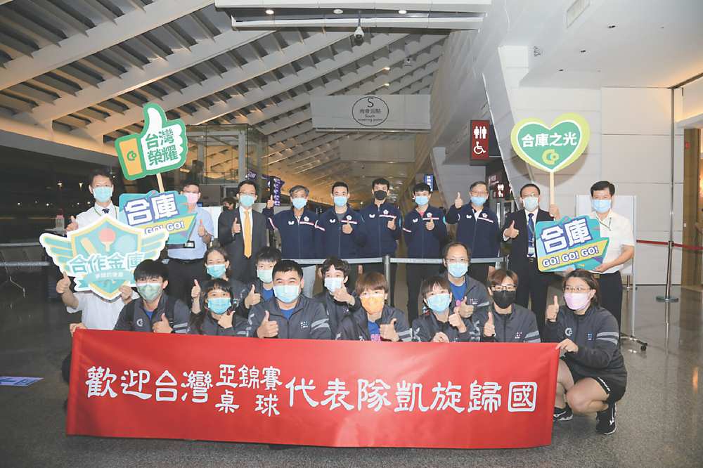 ●合庫銀行副總經理李國忠(後排左三)率領合庫桌球隊及同仁迎接選手載譽歸國。圖/合庫銀行提供 image