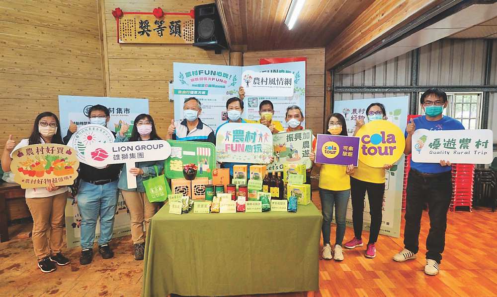 ●水土保持局副局長林長立、宜蘭縣冬山鄉中山社區理事長李振福、鵝山茶園林登科與旅行業者,共同為「農村FUN心玩 好物OK購」揭開序幕。圖/張大維 image