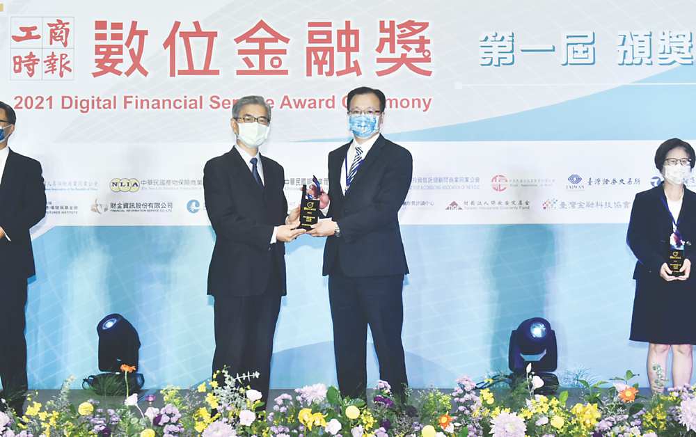 ↑北富銀持續創新數位金融服務連獲大獎肯定,於首屆《工商時報數位金融獎》獲獎。圖為金管會主委黃天牧(左)進行銀行組金質獎頒獎、台北富邦商業銀行資安長蘇清偉(右)代表受獎。圖/顏謙隆 image