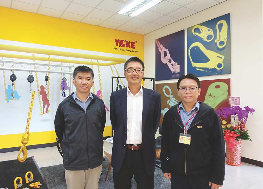 ●振鋒企業董事長洪榮德(中)、總經理林衢江(右一)及副總經理李建鴻合影。圖/陳奕霏 image