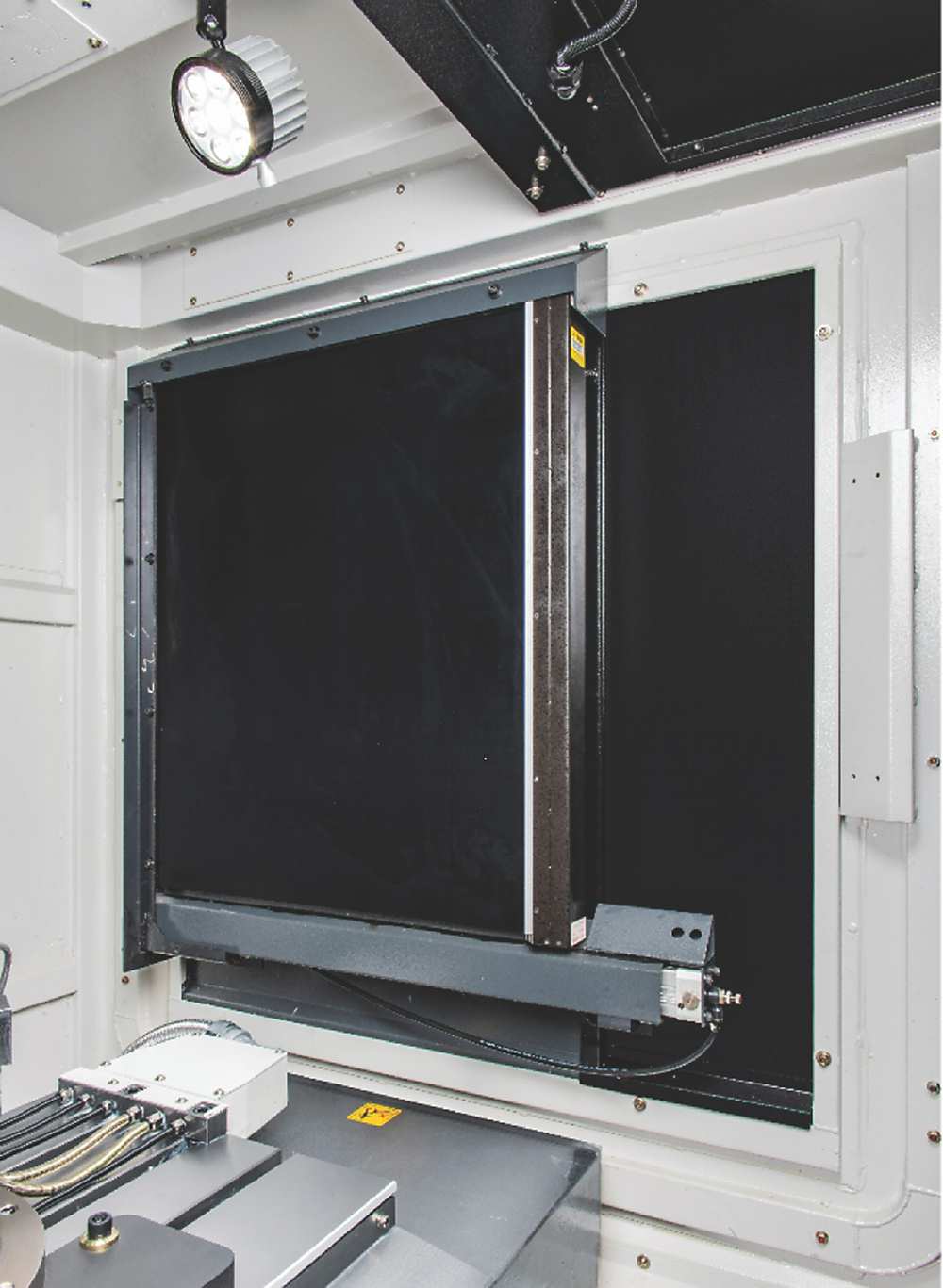 ●奧圖瑪公司推出「機械手臂專用自動門」,可對應不同廠牌的銑床和機械手臂。圖/業者提供 image