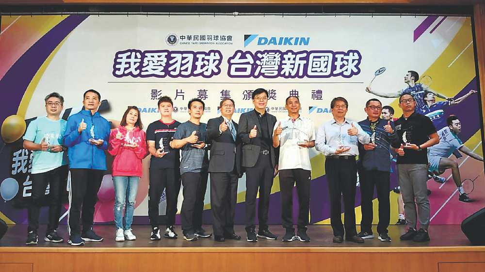 ●和泰大金總經理林鴻志(左六)、中華羽協理事長張國祚(左七)和大專社會組、國高中組、國小組前三名獲獎隊伍共享得獎榮耀。圖/黃台中 image
