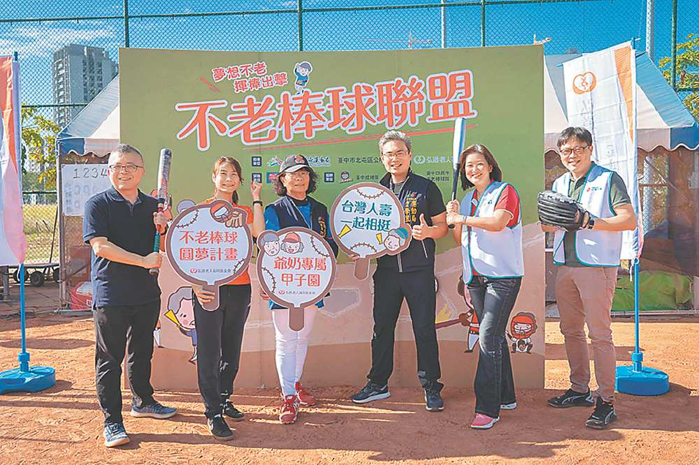 ●首屆不老棒球訓練營台中場11月20日登場,台中市政府運動局局長李昱叡(右三)、台灣人壽副總張瓊文(右二)、弘道老人福利基金會執行秘書林博樺(左二)及台中成棒隊領隊謝中川(左一)到場支持。圖/台灣人壽提供 image