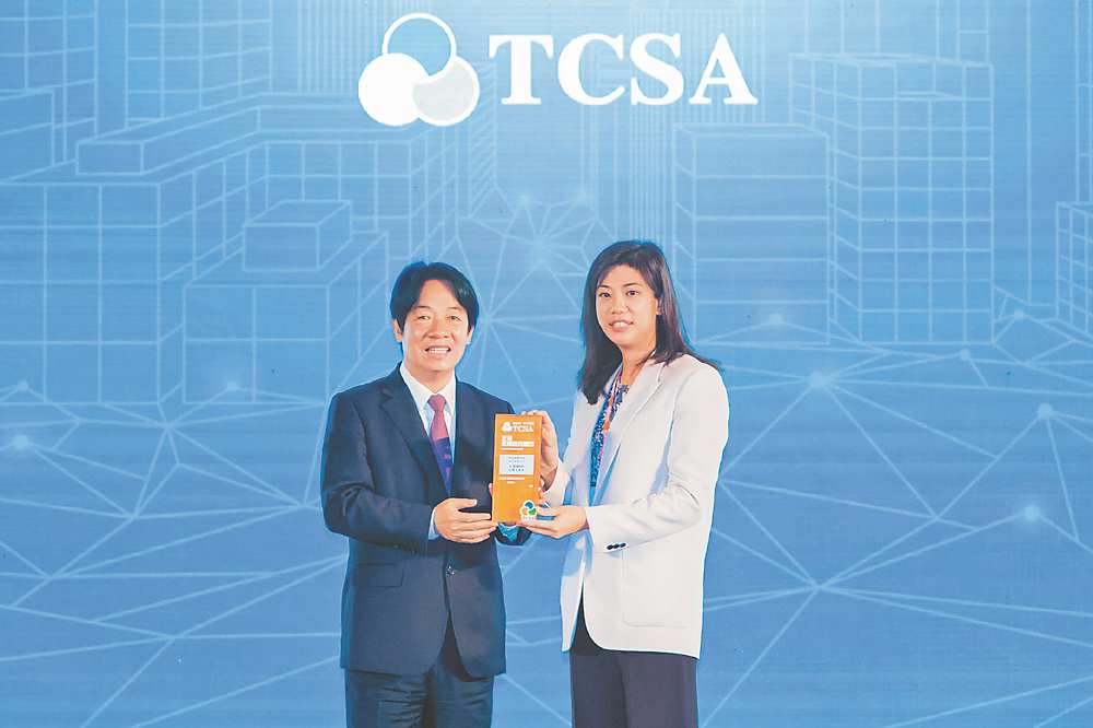 ●新光金控獲「台灣TOP50永續企業獎」、「永續報告白金獎」,由副總統賴清德(左)頒獎,新光金控總經理吳欣儒(右)領獎。圖/業者提供 image