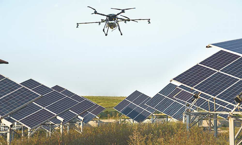 ←威力工業成功跨足綠能領域;圖為無人機於太陽能電廠執行巡檢作業。圖/業者提供 image