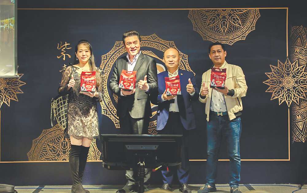 ●藝人李㼈(左二)是商會會員,提供自家產品當伴手禮大獲好評。圖/紫青商會提供 image