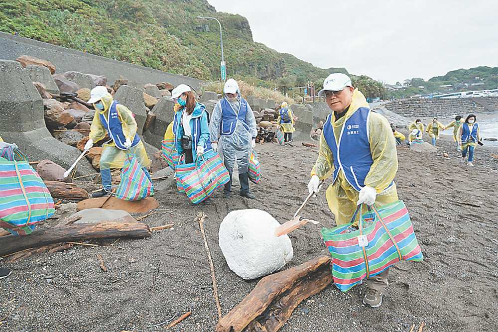 ●中華電信27日舉辦全國企業志工淨灘/淨山活動,由董事長謝繼茂(圖右)率領一級主管,與來自29個機構、約2,000名員工及眷屬,在26處據點進行運動強身暨環境減塑活動。圖/中華電信提供 image
