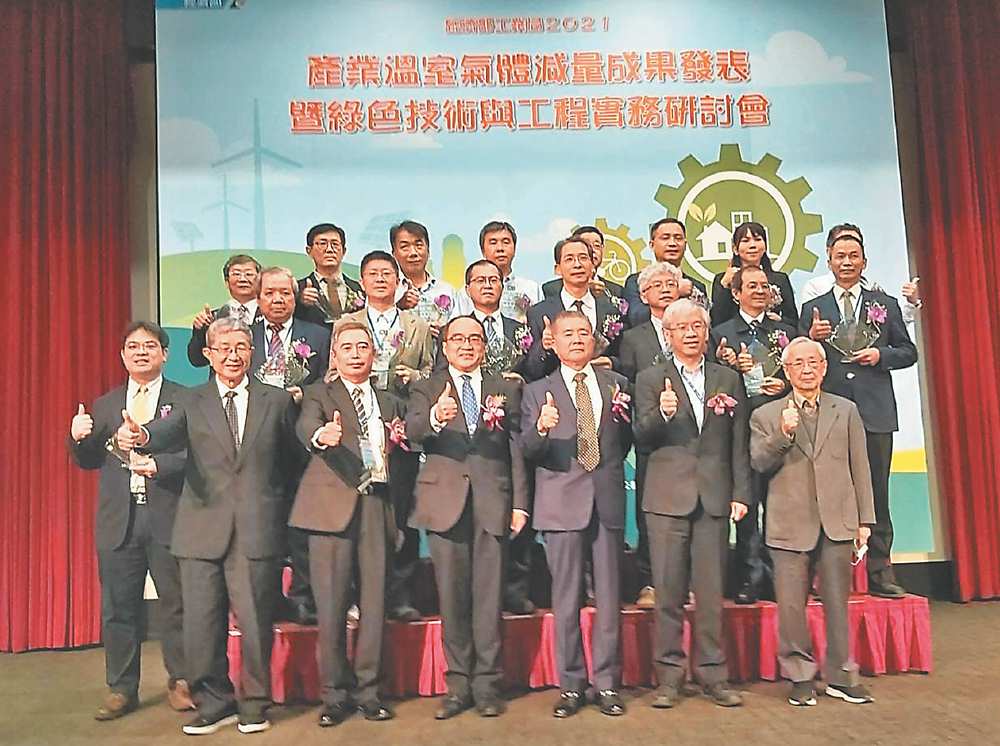 ●綠基會董事長鄭福田(前排左一起)、營建署第二辦公室副主任於望聖、工業局長呂正華、工業總會副理事長林明儒、日月光半導體公司處長蘇炳碩、台灣水資源再生協會名譽理事長歐陽嶠暉和獲獎業者共享得獎榮耀。圖/綠基會提供 image