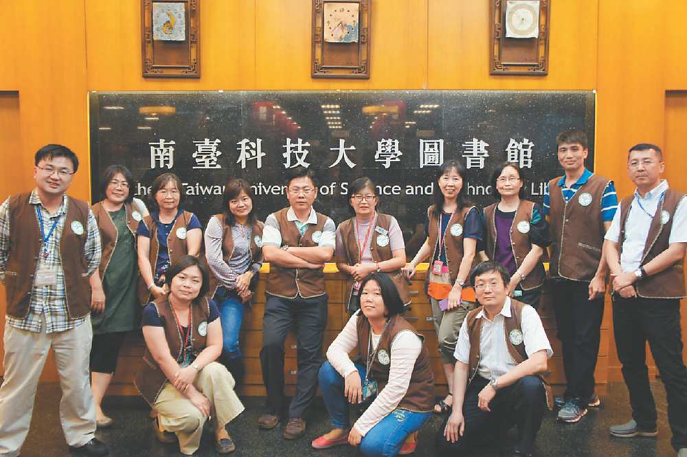 ●南臺科大圖書館館長楊智晶(後排右五),以其圖書館專業在圖書館跨館合作上努力,並帶領南臺科技大學圖書館團隊致力於館際分享、跨校合作、資源共享、關懷互助。圖/南臺科大提供 image