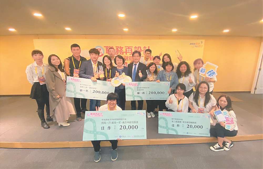 ●雲嘉南分署於第七屆職務再設計創意競賽一舉榮獲四獎項,獲獎同仁與分署長劉邦棟(穿西裝者)合影。圖/雲嘉南分署提供 image