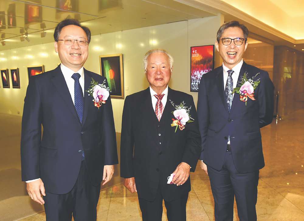 ←三商家購上市典禮11月30日舉行,三商家購董事長陳翔玢(左起)、三商投控創辦人翁肇喜及三商家購總經理邱光隆出席慶賀。圖/顏謙隆 image