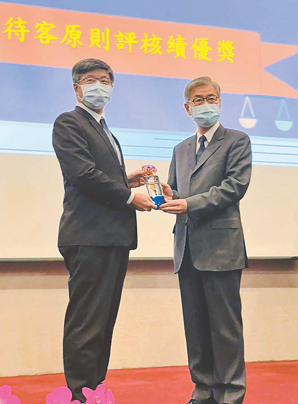 ●110年度保險競賽泰安產險一舉囊括五項大獎,由總經理郭鴻文(左)代表出席,接受金管會主委黃天牧(右)頒發獎座。圖/泰安產險提供 image