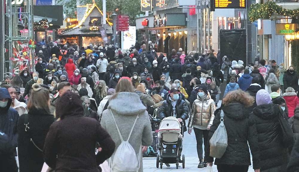 ●法國周三新增近5萬起確診病例,其中1,886人被送往加護病房醫治。專家預估,疫情尚未達到高峰。圖/美聯社 image