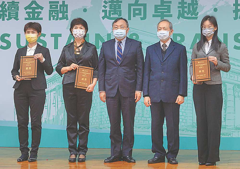 ●台灣銀行3日舉辦「2020台灣銀行經濟金融論文獎」頒獎典禮,台銀董事長呂桔誠(中)、評審委員會召集人、總統府資政陳博志(右二)出席與獲獎者合影。圖/王德為 image