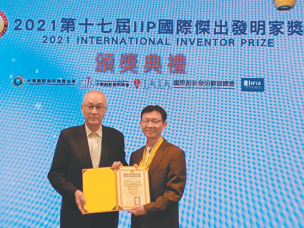 ●前副總統吳敦義(左)頒發國際傑出發明家終身成就獎予國立陽明交通大學光電工程系特聘教授暨研發長劉柏村(右)。圖/謝易晏 image