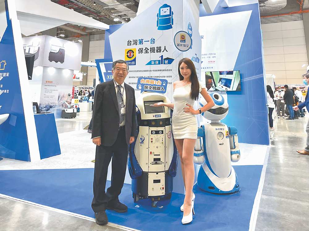 ●新光保全董事長林伯峰(左)與台灣第一台保全機器人圖/業者提供 image
