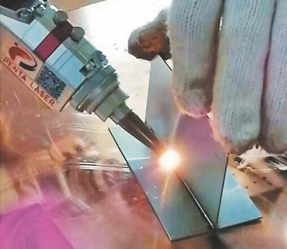 →銓增精密「手持式光纖雷射焊接機」搭配「集塵(煙)器」,提升5~10倍工作效率,保護工作者的呼吸道健康。圖/業者提供 image