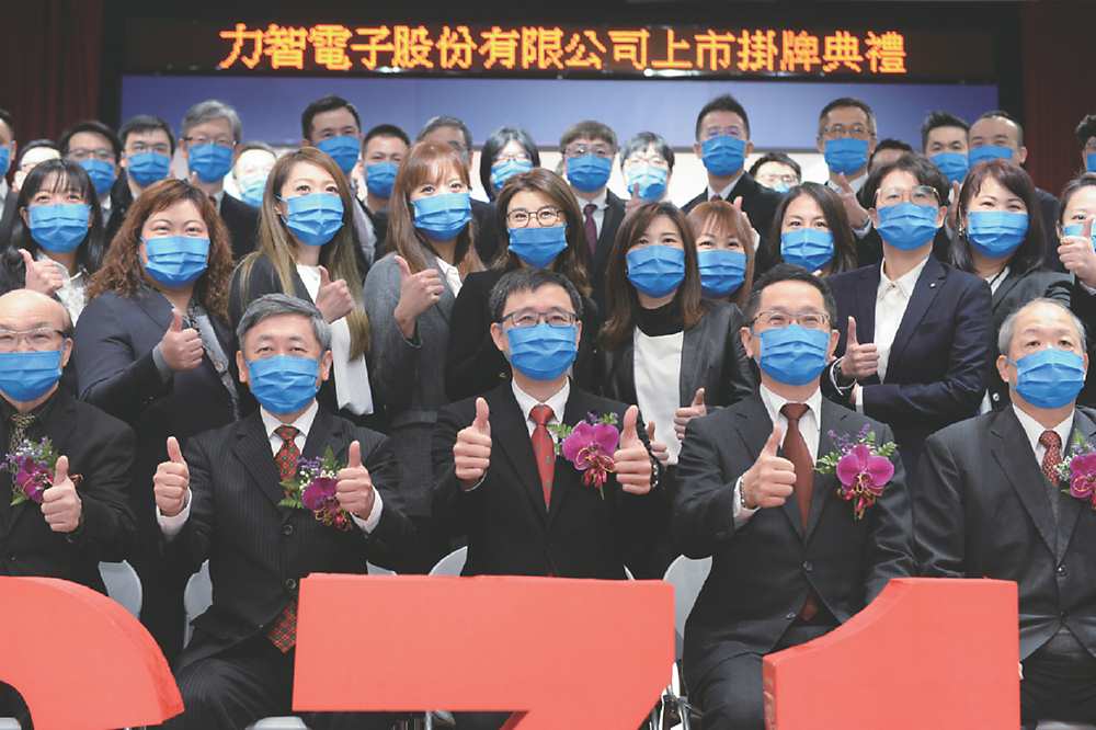 ●力智電子13日舉行上市掛牌典禮,董事長許先越(前排中)、總經理黃學偉(前排左二)與員工等一同合影留念。圖/王德為 image