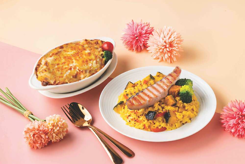 ●美威鮭魚推出走春必嘗饗宴「金沙嫩鮭南瓜燉飯」、「香蒜焗烤鮭魚筆管麵」。圖/美威鮭魚提供 image