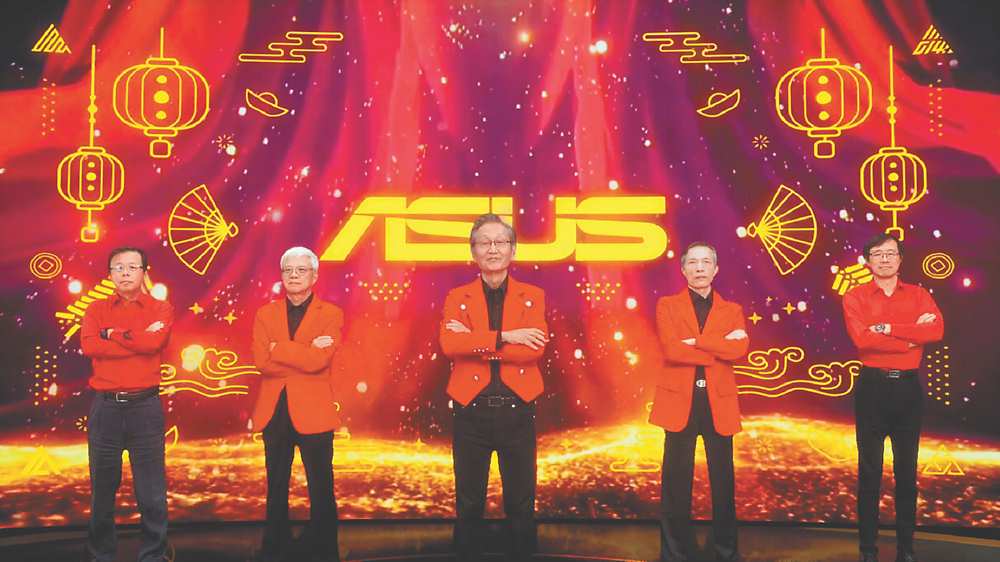 ●華碩董事長施崇棠(中)、副董事長徐世昌(左二)、集團總裁曾鏘聲(右二)及共同執行長許先越(右一)、胡書賓(左一),在線上尾牙開場透過VR進入元宇宙的熱門梗,與員工互動同樂。圖/華碩提供 image