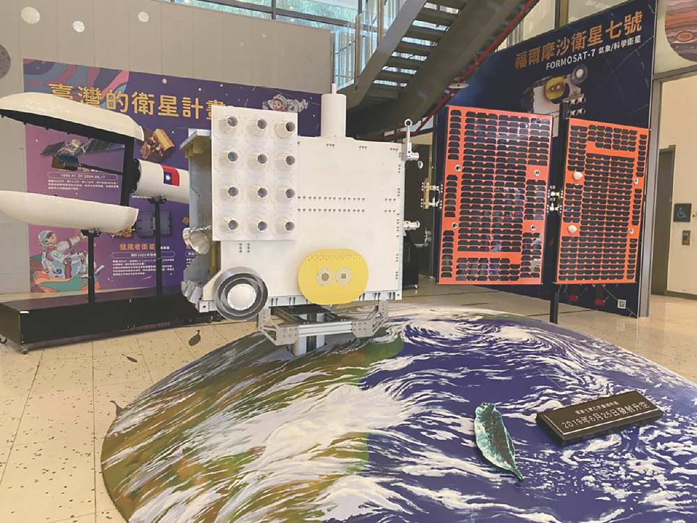 ●小型化與輕量化成為衛星產業的主流趨勢,台灣應可依循半導體成功模式,凝聚優秀的技術人才,研發先進創新的技術,引領全球衛星市場。圖為1:1的福衛七號衛星模型。圖/本報資料照片 image