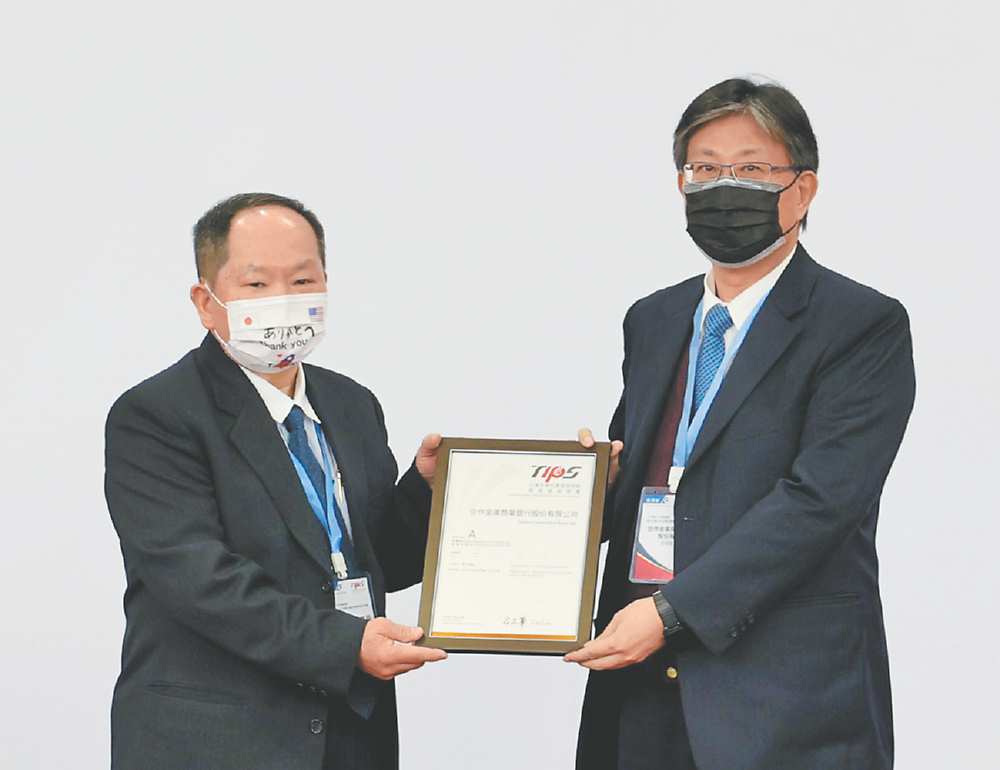 ●經濟部工業局舉辦「111年度TIPS頒證暨強化企業公司治理及智財管理效益交流會」,由經濟部工業局主任秘書周崇斌(左)頒證,合作金庫銀行副總經理周俊隆(右)代表領證。圖/合作金庫銀行提供 image