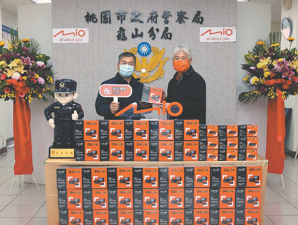 ●Mio致贈行車記錄器予桃園市政府警察局龜山分局;圖為分局長蔡啟仁(左)、神達數位總經理張樂群(右)。圖/業者提供 image