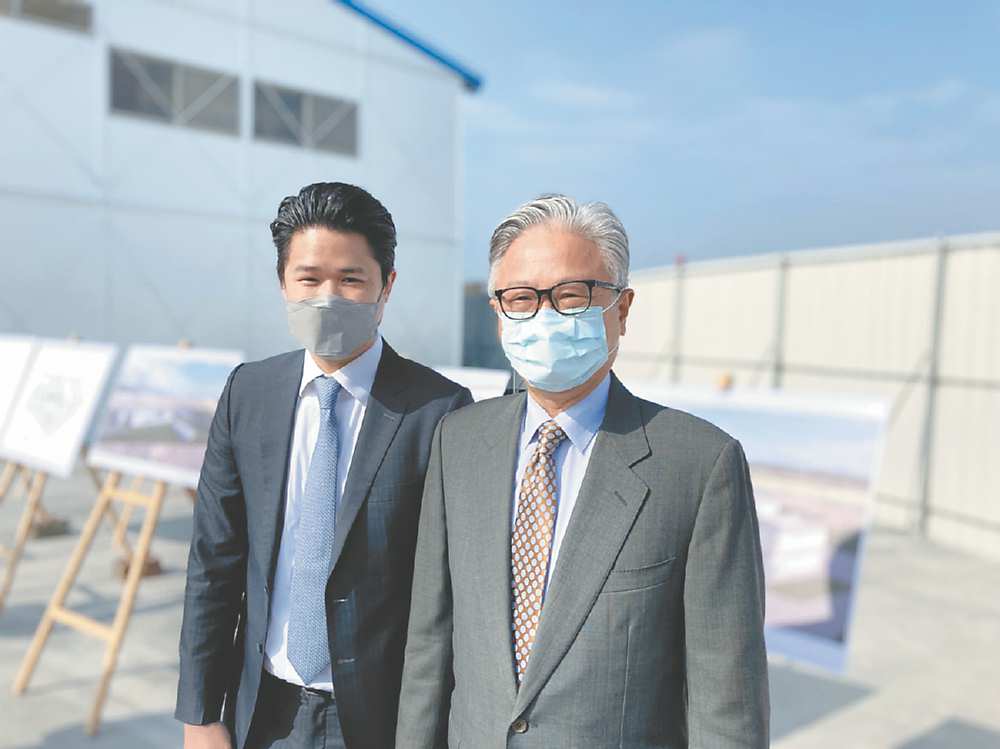 ●新纖轉投資新碩先進化工26日在台南科學工業園區舉行新建工程動土典禮。圖為新纖董事長吳東昇(右),與次子、新碩先進化工董事長吳昕岳(左)。圖/新纖提供 image