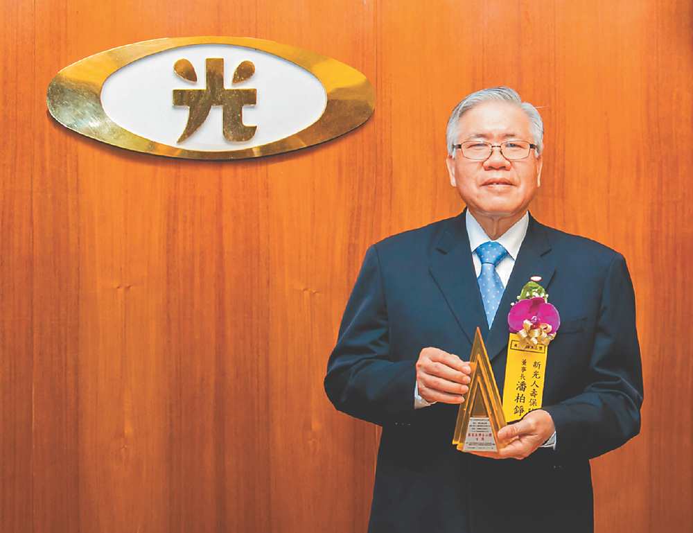 ●新光人壽董事長潘柏錚代表出席總統府,領受玉山獎「最佳產品類全國首獎」。圖/新光人壽提供 image