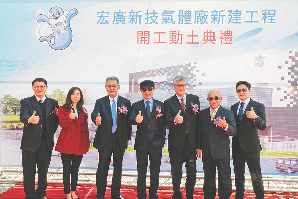 ●半導體氣體供應商-宏廣新技日前在台南科工區舉行新廠動土儀式,圖為會計師張耿尉(左起)、宏廣新技董事長林菊梅、台灣三井物產董事長尾嵜朋史、宏廣新技總經理張錫濱、air water material愛沃特公司代表總經理高木陶德、美諾企業董事長花春雄及花嘉鴻先生合影。圖/業者提供 image