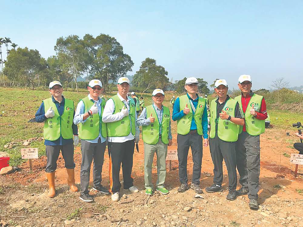 ↑稽核部總稽核許建成(左起)、協理林維彬、副總經理陳文龍、董事長廖松岳、總經理蕭志昇、協理江鴻蒼、經理李世昭。圖/蔡榮昌 image